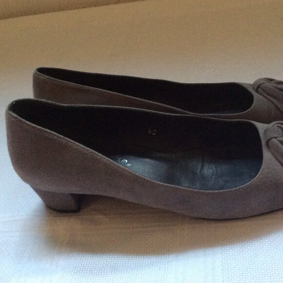 Lulu Guinness grey suede heeled shoes bows with pearls - Picture 2 of 3